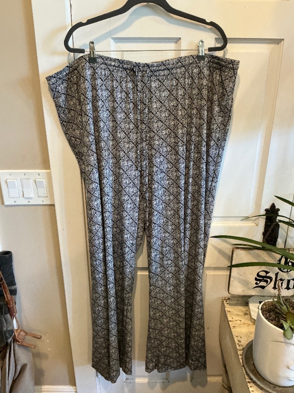 Lane Bryant pull on wide leg pants!  Brand new without tags!  Plus size 26/28!